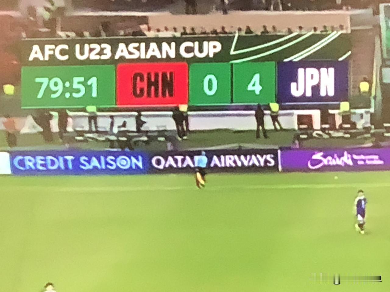 0:4了，中国队这些奇葩后卫还傻乎乎后场倒脚一次又一次，然后瞎传给中场，中场的糙