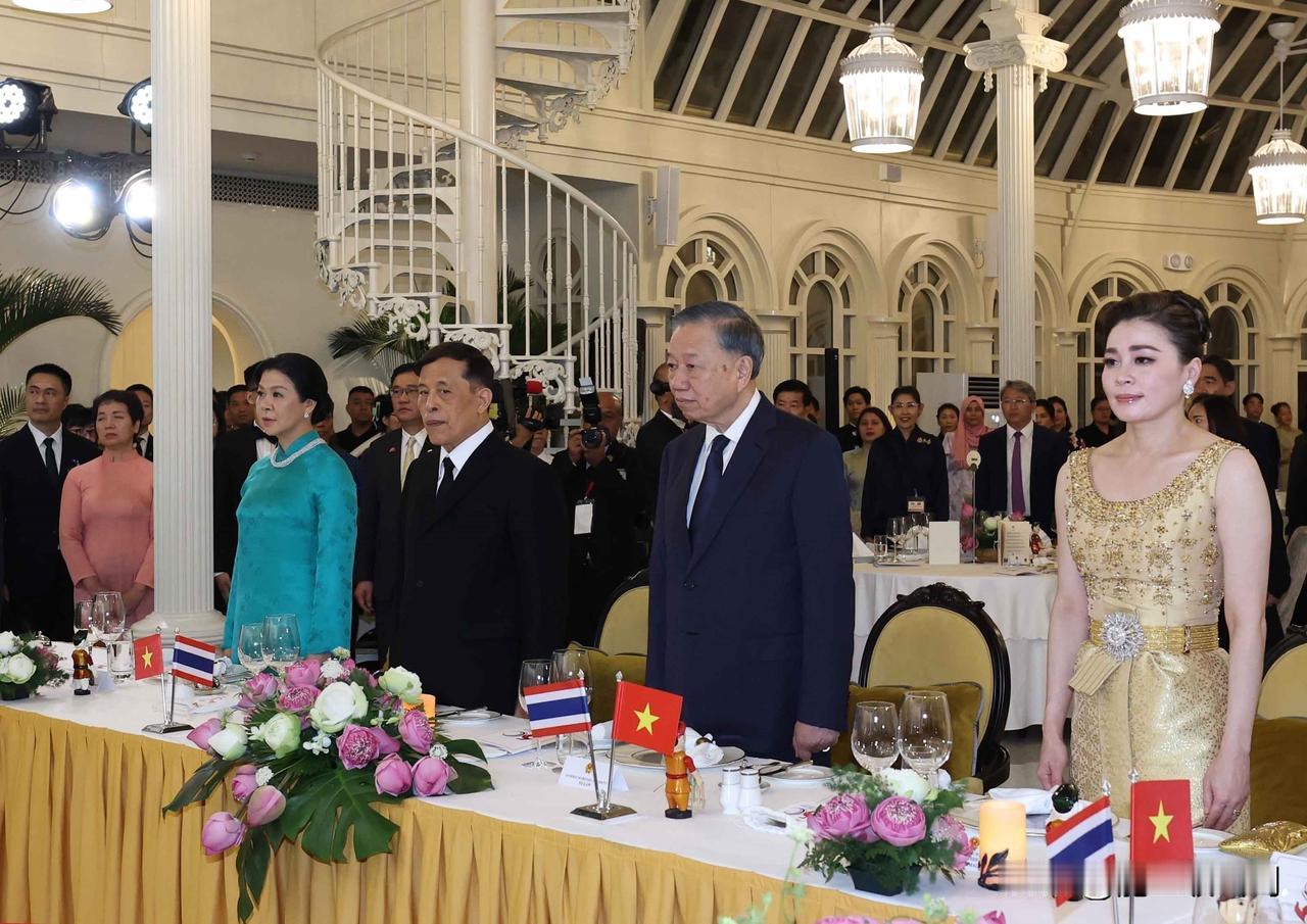 国王的老花镜。越南国家主席苏林设国宴，招待来访的泰国国王哇集拉隆功和王后苏提达，