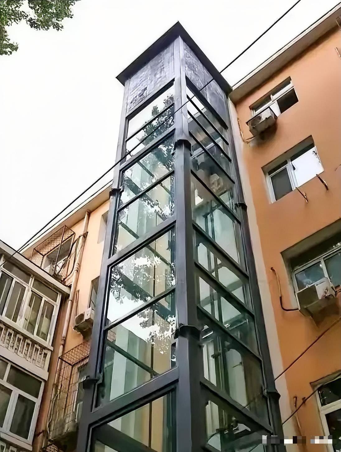 🌞白嫖不成，身败名裂！2015年，福建厦门一小区加装电梯，家住8楼的大妈嫌