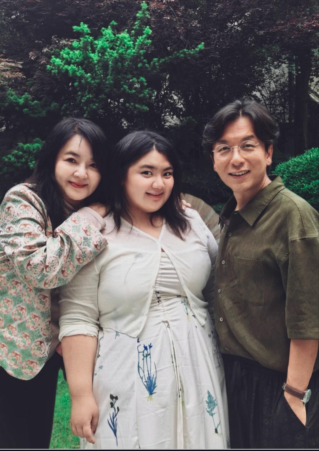 照片中是港星胡慧中与她的女儿茉莉，以及知名媒体人的合照。胡慧中是80年代红极一