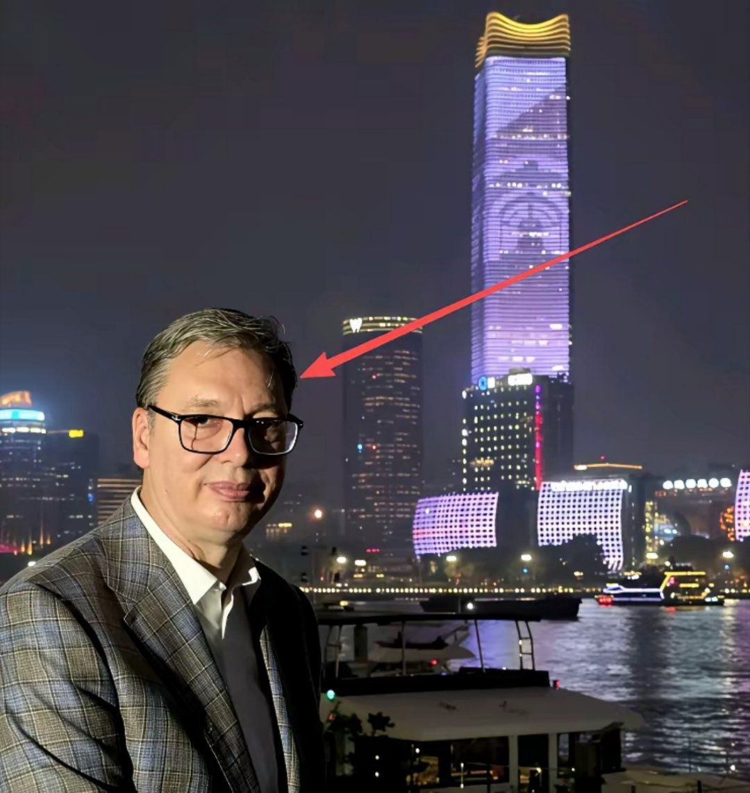 武契奇贴出晚上游览上海外滩时拍得照片，并配了一句话：仅仅一次镜头就知道这个国家在