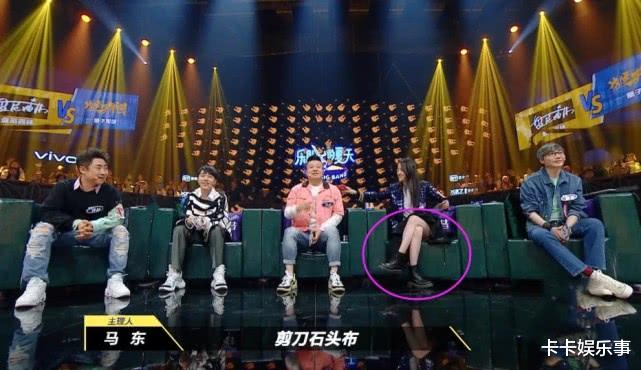欧阳娜娜上节目再现“L型腿”, 引发众人模仿, 网友: 太显腿长了