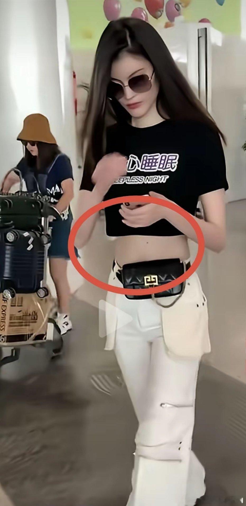 炸裂！陈伟霆老婆何穗刚生完孩子腰腹就这么紧实了，刚刷到她的机场照，令我羡慕的同时