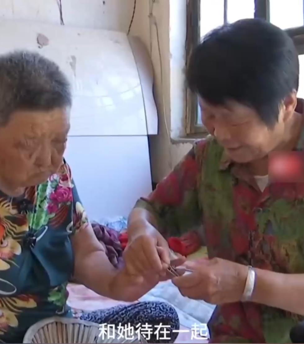 “这样的亲家母全国罕见！”山东德州，儿媳因病去世后，69岁的婆婆独自照顾患病的亲