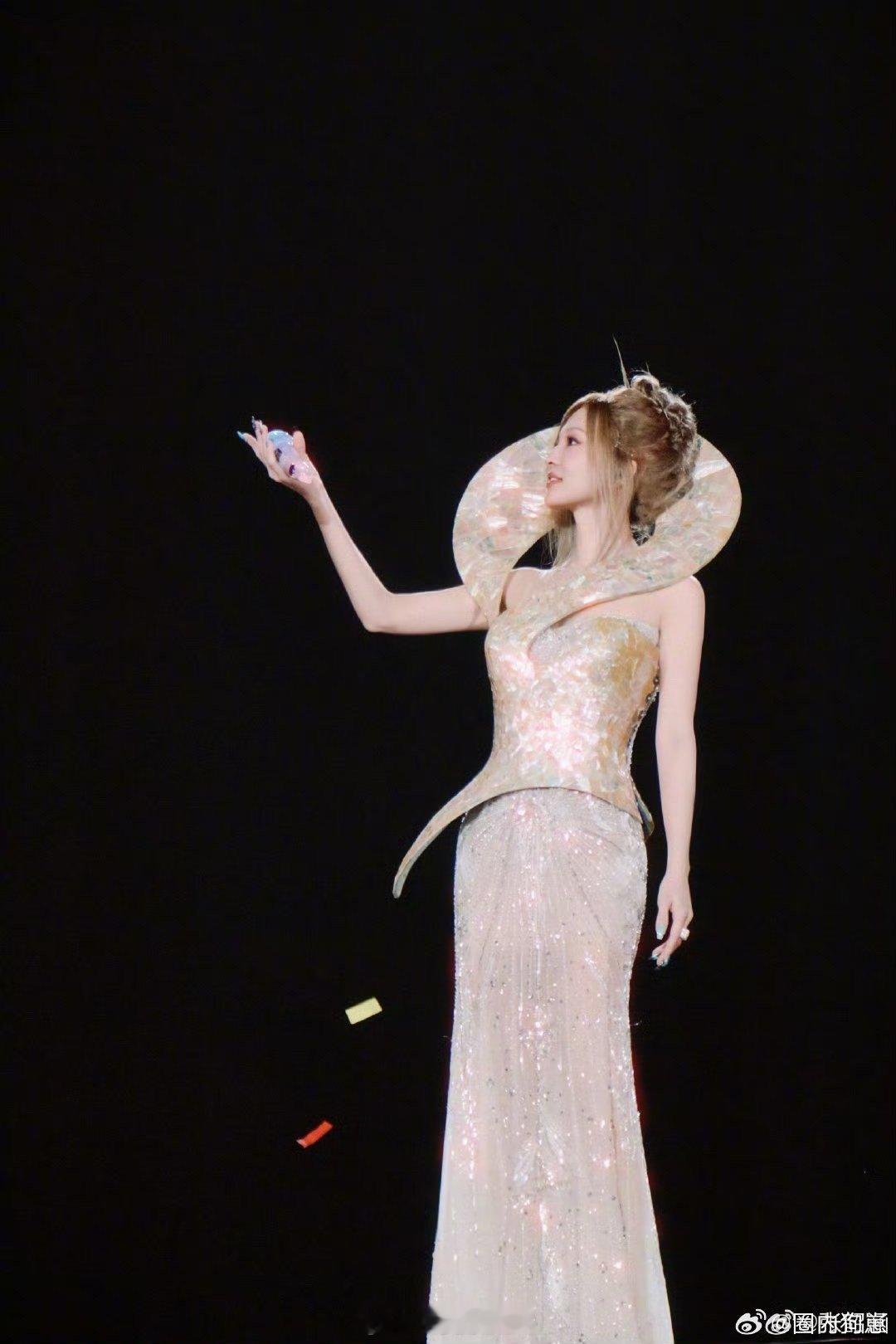 张韶涵这15S是我能听的吗钱雷的旋律总是能抓住人心，而张韶涵的嗓音则给旋律赋予