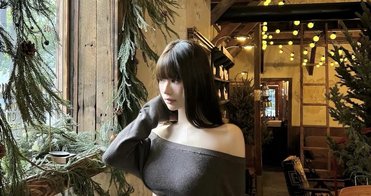 冬日暖阳下的咖啡馆，静谧时光。室外白雪飘飘，室内温暖如春，有如此美女相伴春意盎然