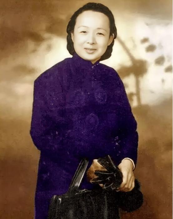 1949年，陈毅听说，国军抗日名将谢晋元的遗孀带着4个孩子流浪街头，心生不忍，连