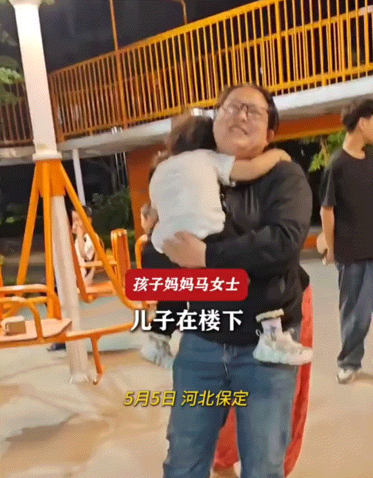 长得也太像了吧，河北保定，一哥哥带着两岁妹妹下楼玩耍，不料妹妹突然扑到一位陌生阿
