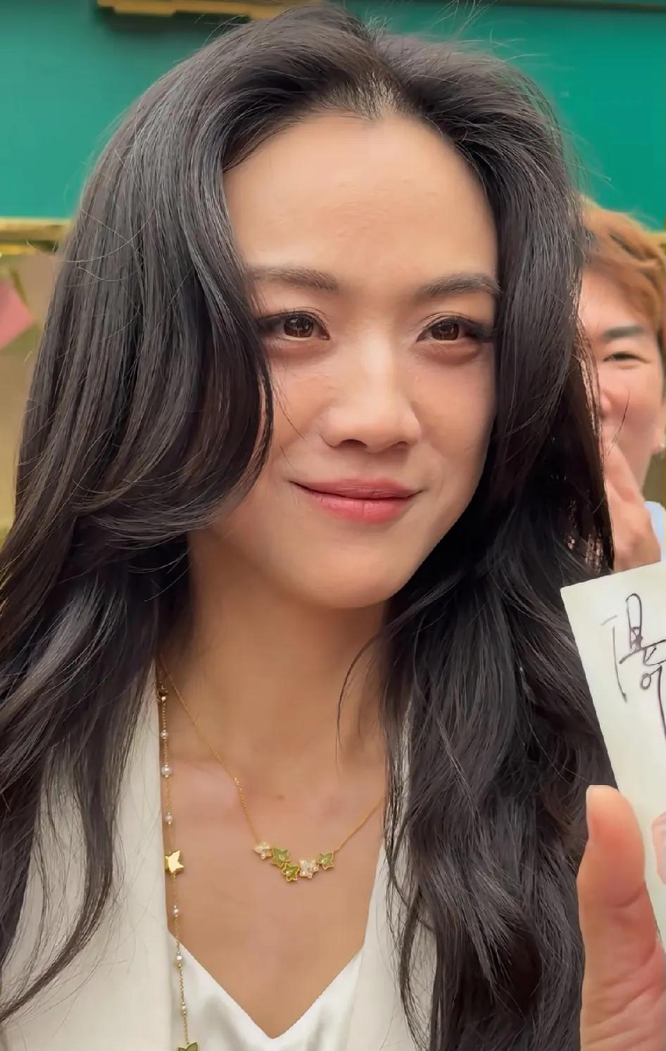 大家注意到了吗？汤唯对待粉丝的方式真的太暖了！难怪她能火那么久！前两天，汤唯回