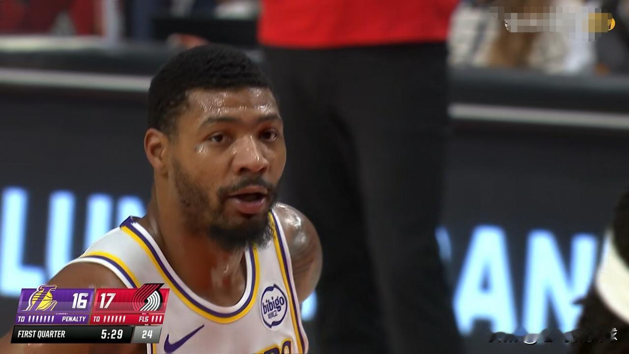 湖人大将斯玛特真是太闪耀了！尽管今天湖人在客场以116：132输给了开拓者，但是