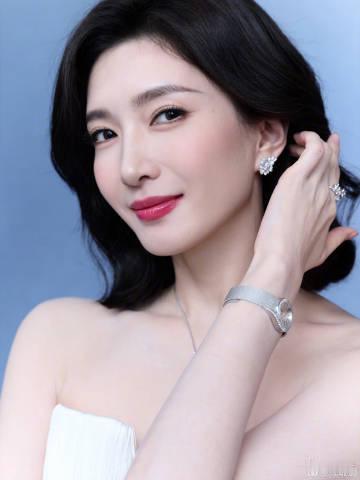 江疏影北影节红毯造型江疏影北影节红毯造型，一身白裙温婉动人，姐姐状态真好