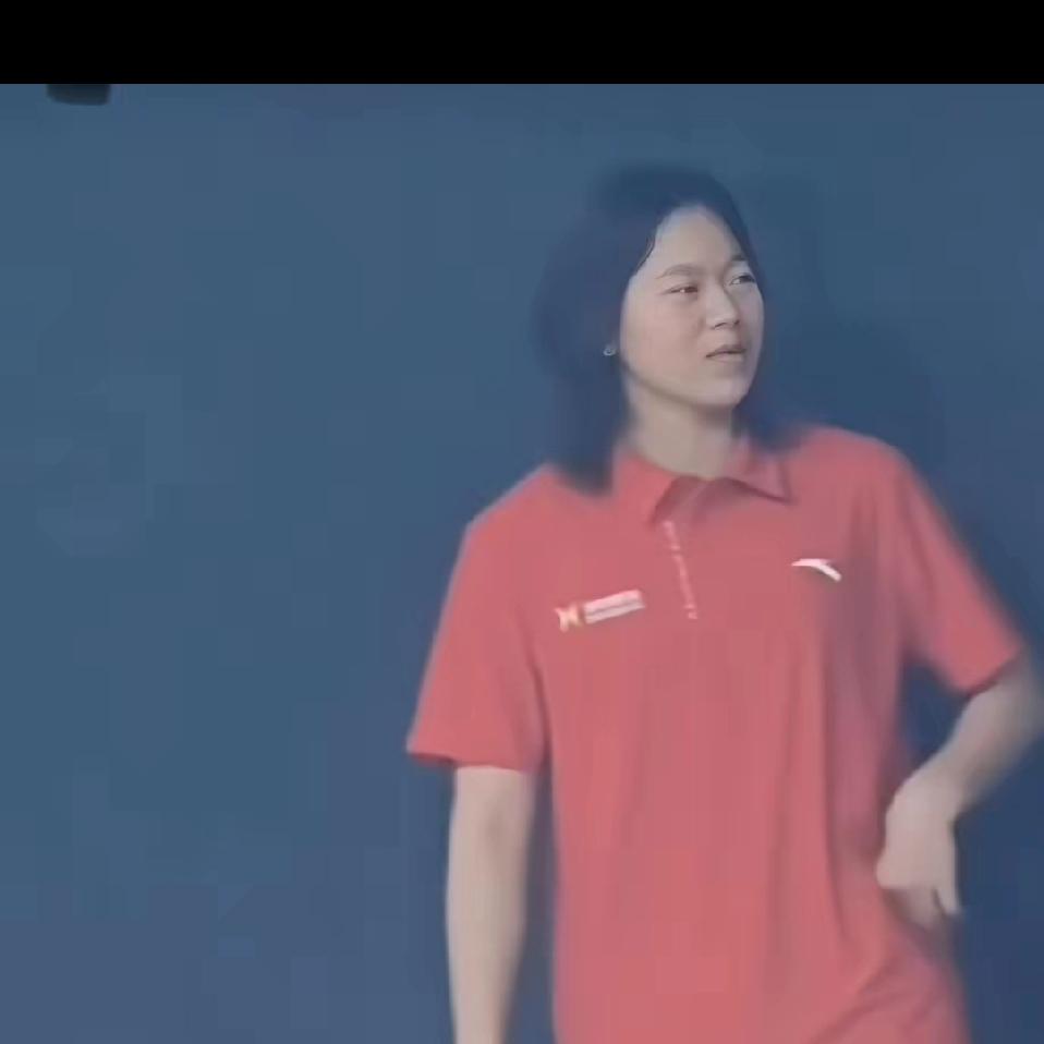 好消息好消息！婵宝已经到全运会啦～媒体拍到她穿着全运会专属衣服，背上还挎着大家