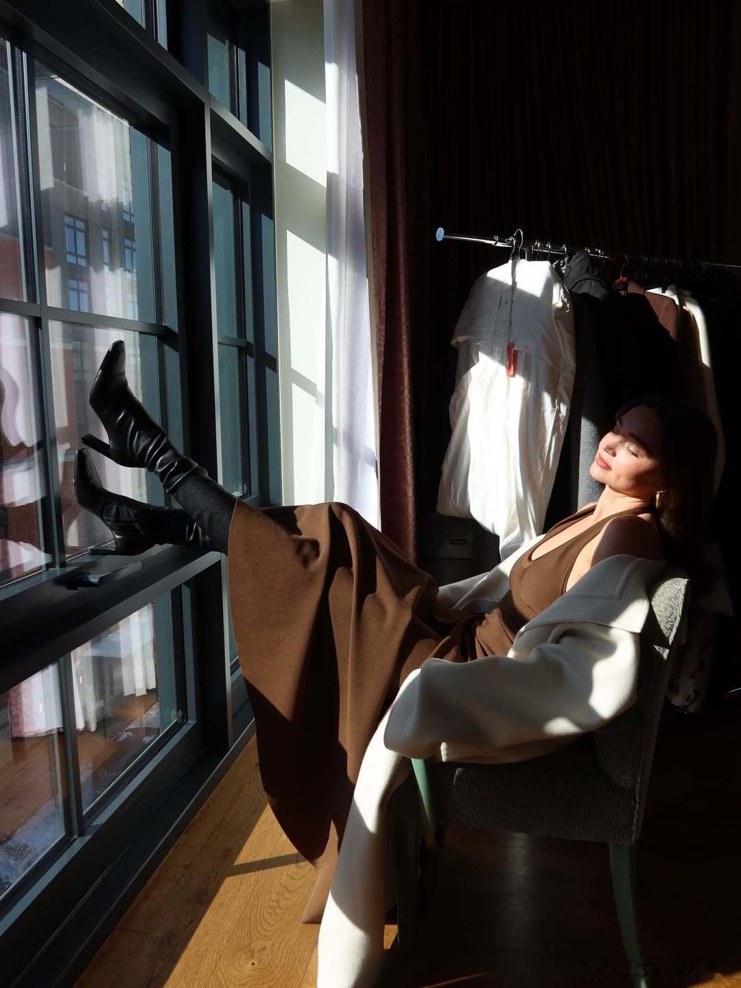 MirandaKerr米兰达可儿晒新美照，晒晒太阳补充维他命D☀️