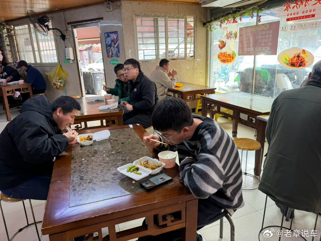 好味道都在苍蝇馆。公司附近的苍蝇馆，10块钱就能吃饱。味道还真好。