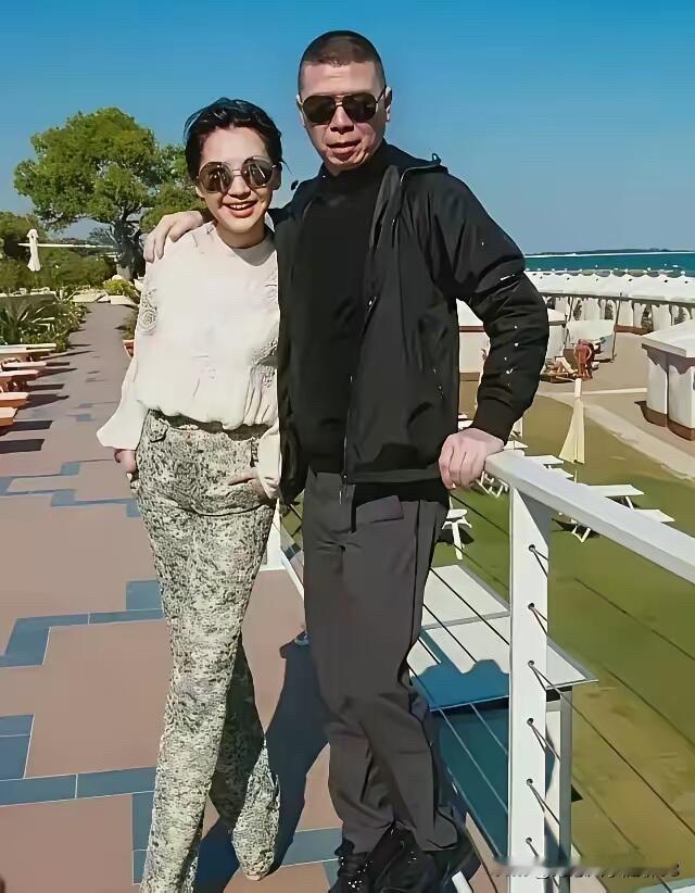 男的没有多大变化，从年轻的时候就长这样，一看就是冯小刚导演，女的戴眼镜起来就有点