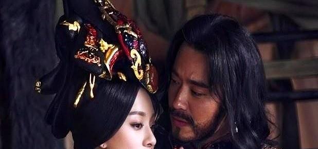 公元前272年，芈月杀死和自己私通30年的义渠王。义渠王满身伤痕倒在芈月怀里，