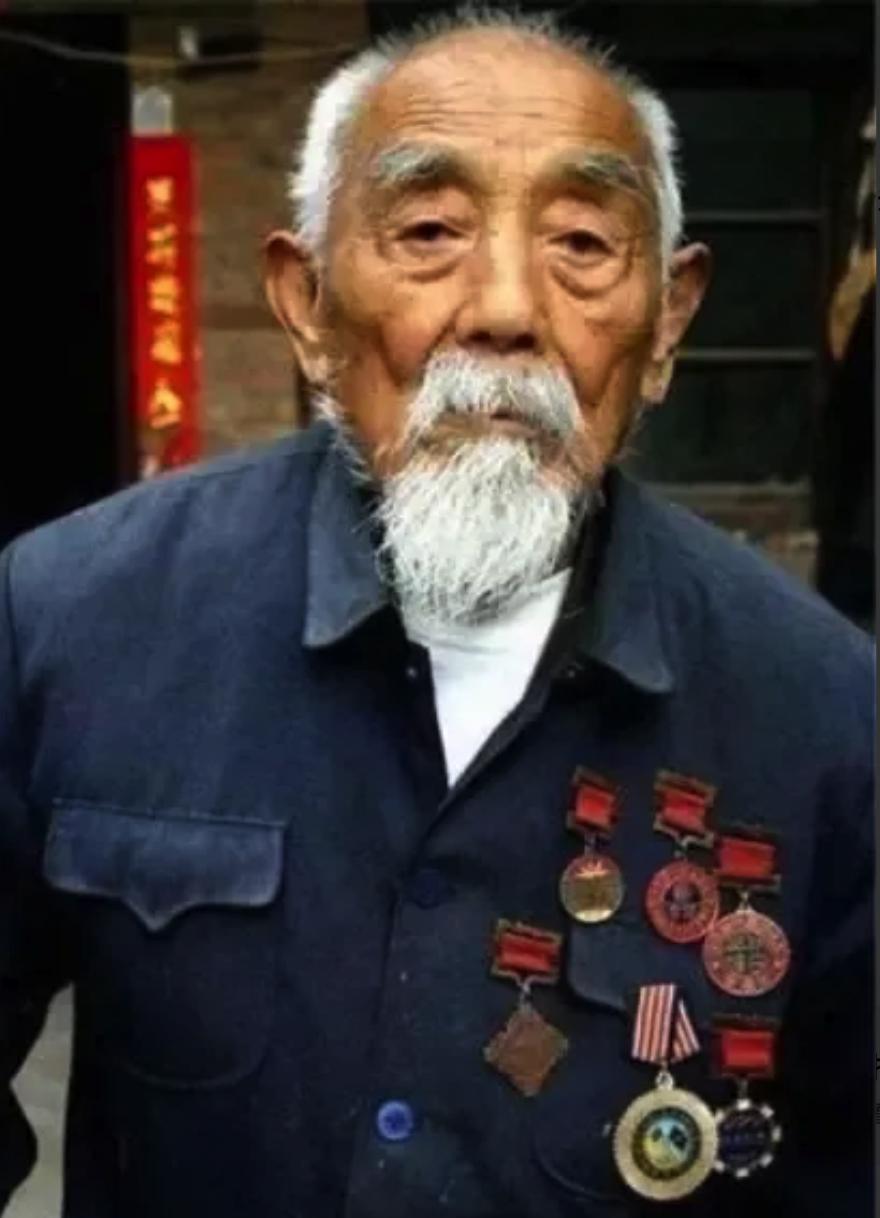 1937年，淞沪会战中，20岁的小战士于德元，子弹已经打光。而日军还在进攻，他抄