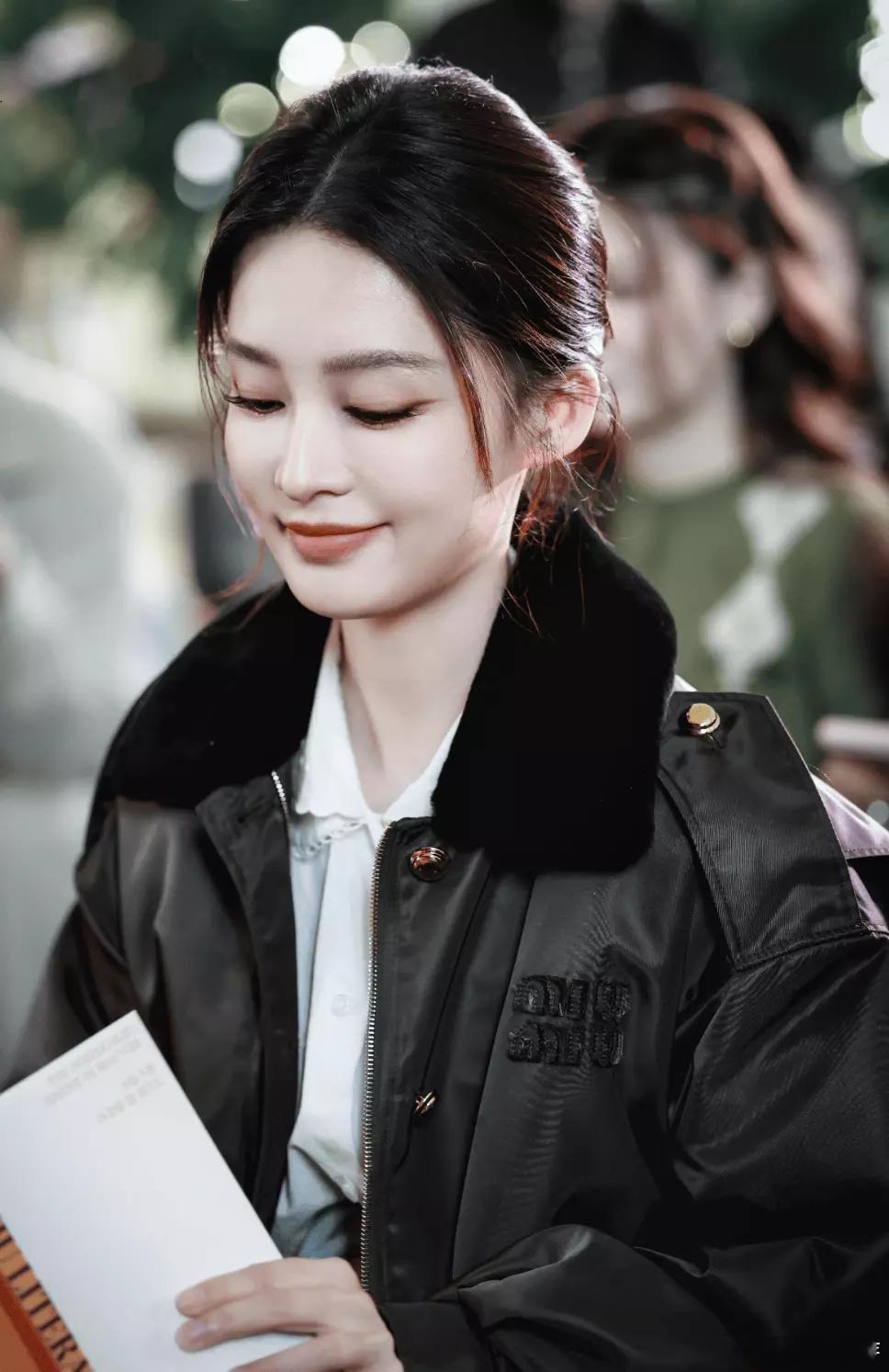 李沁工装夹克搭配紫色丝袜清冷感和甜酷风完美融合