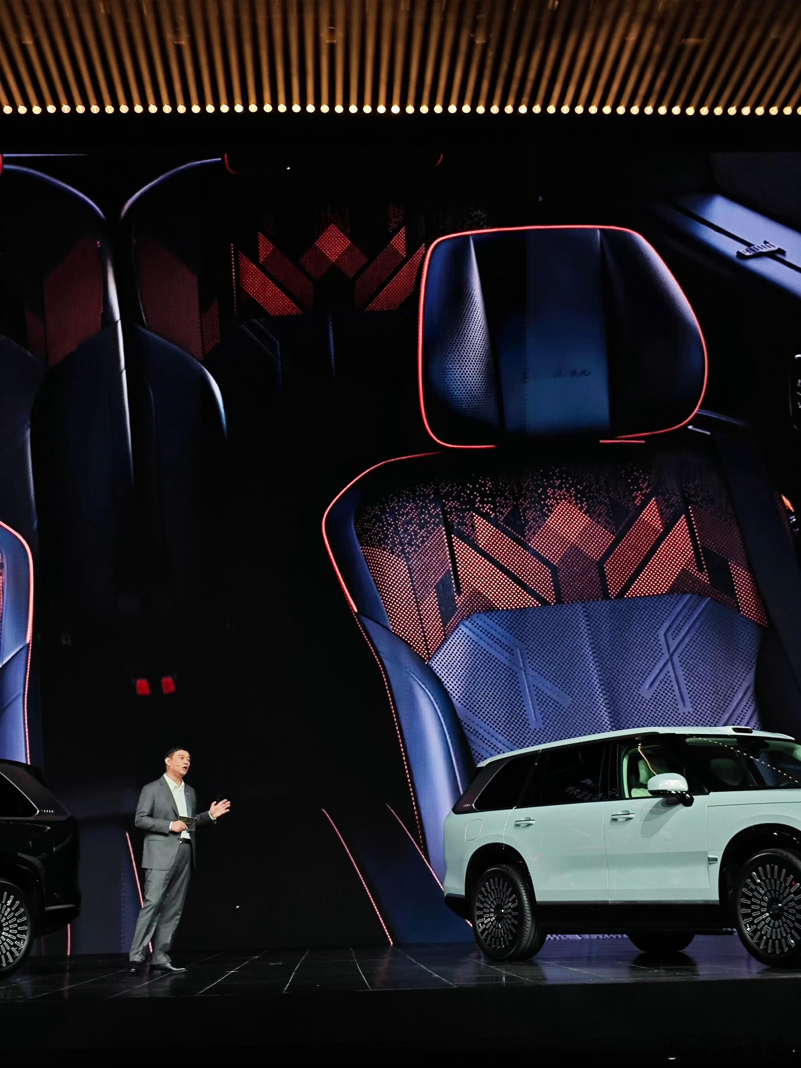 极氪9XHyper曜黑版内饰“曜夜鎏金”在发布会时首次曝光，但是CG图还是过于