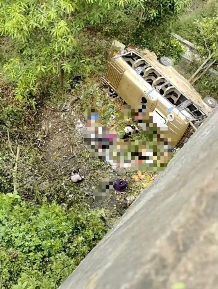 天塌了！7死12伤！云南元阳一辆满载19人的中巴车在山区临崖路段发生侧翻，现场画