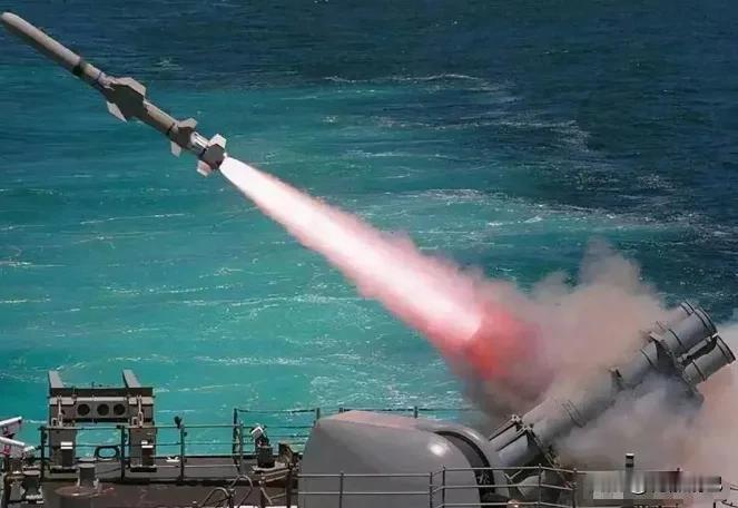 最近俄罗斯在日本海试射导弹，真是够猛的，直接从潜艇里发射，火箭尾巴一拖，飞出水面