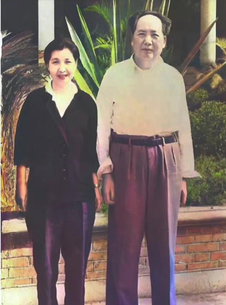 这两张老照片，定格了毛主席和曾志跨越半个世纪的深厚情谊。当年在井冈山，曾志不仅和