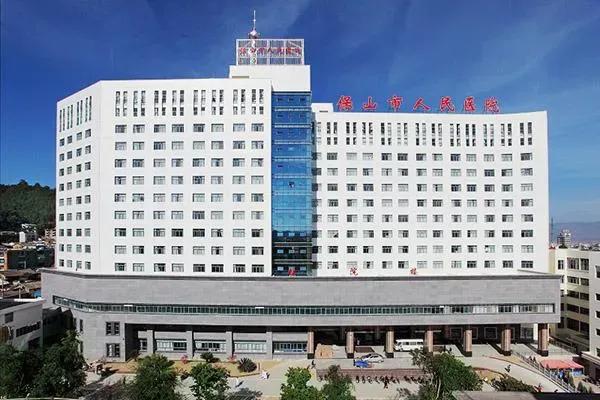 年前我开战友老猫给的车去的腾冲，是打算在那里过年的。车是老猫在昆明给拖过来的二手