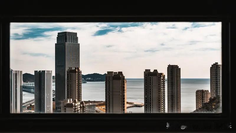 大连楼市还是牛气了一波的。在2020年10月到2021年11月，大连楼市的房价