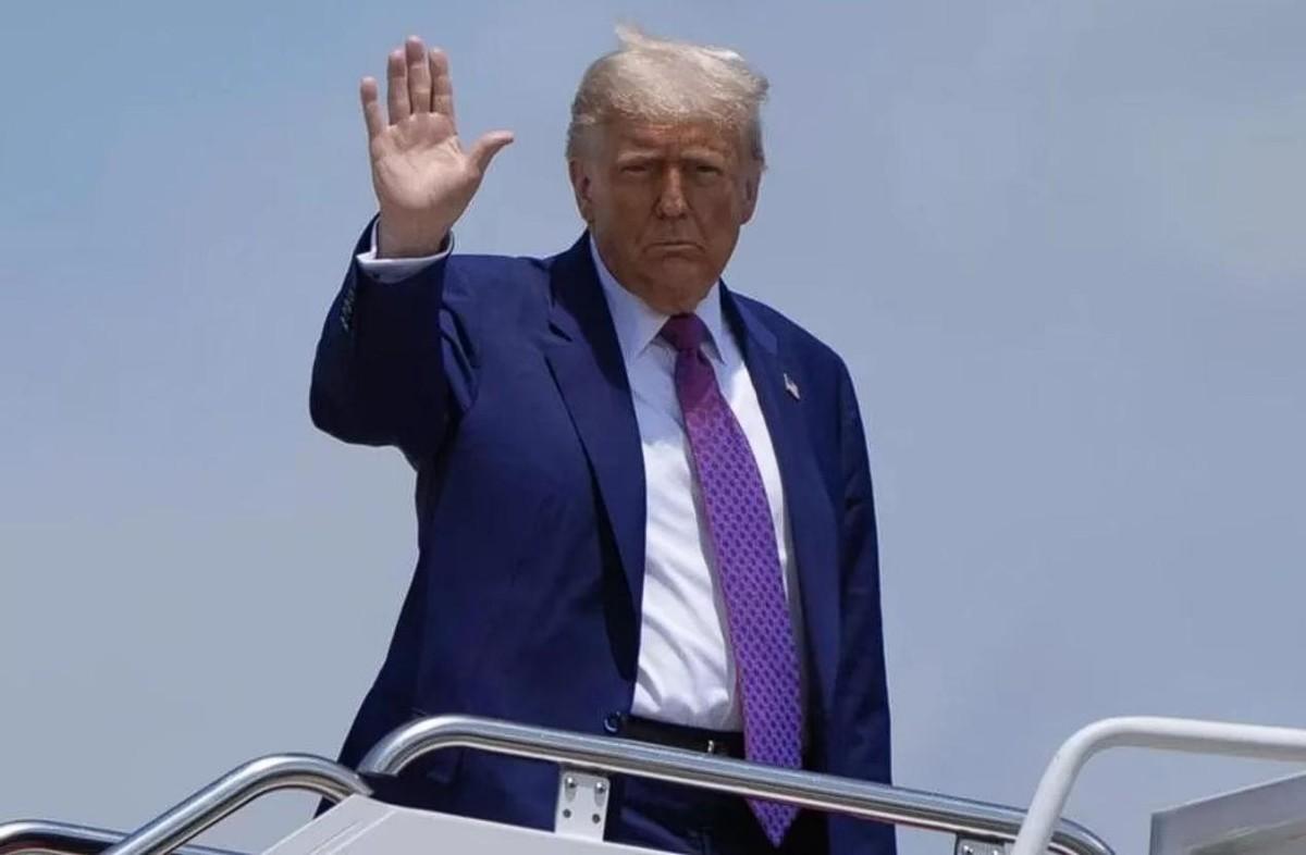 美：老弟，听说你们家里最近闹得挺凶啊？总统和议长当众撕破脸，这戏好看。中：家务