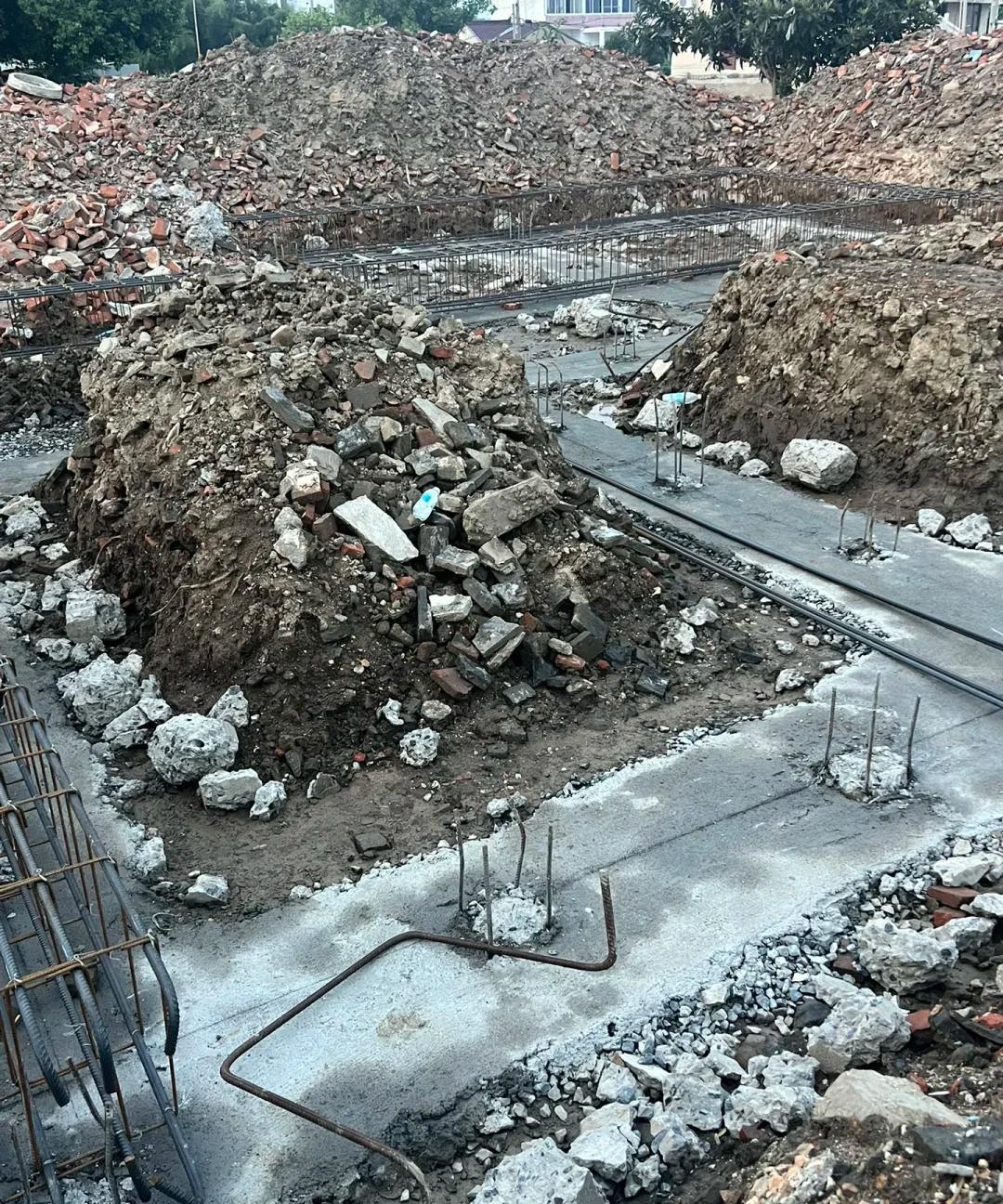 村里2个邻居同时建房，一个做的是桩基础，搭配地梁，另一个做了满堂红基础[捂脸