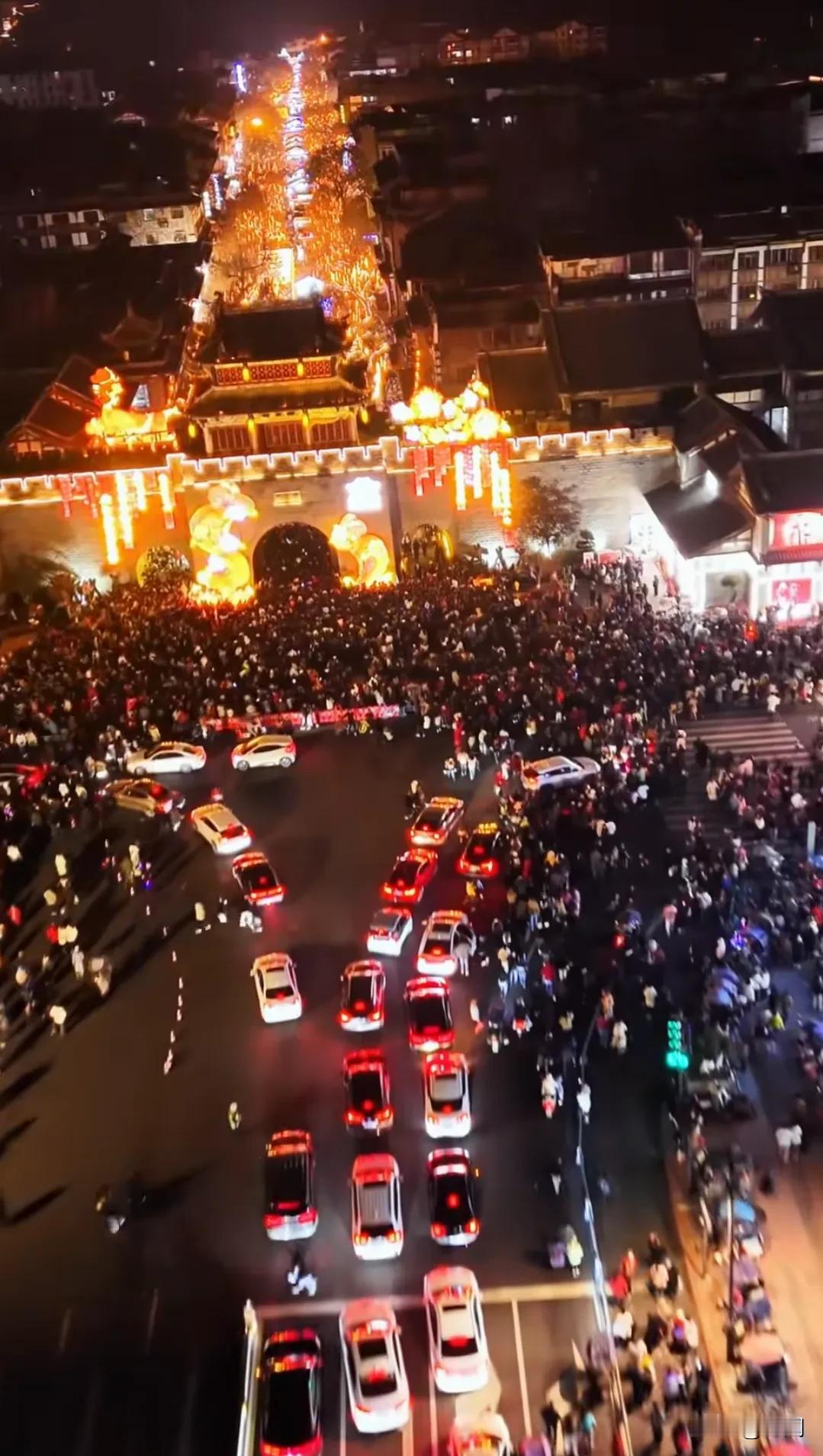 打卡3分钟，交通3小时，都江堰2026“灌县古城灯会展”，好玩好看但是交通也真的