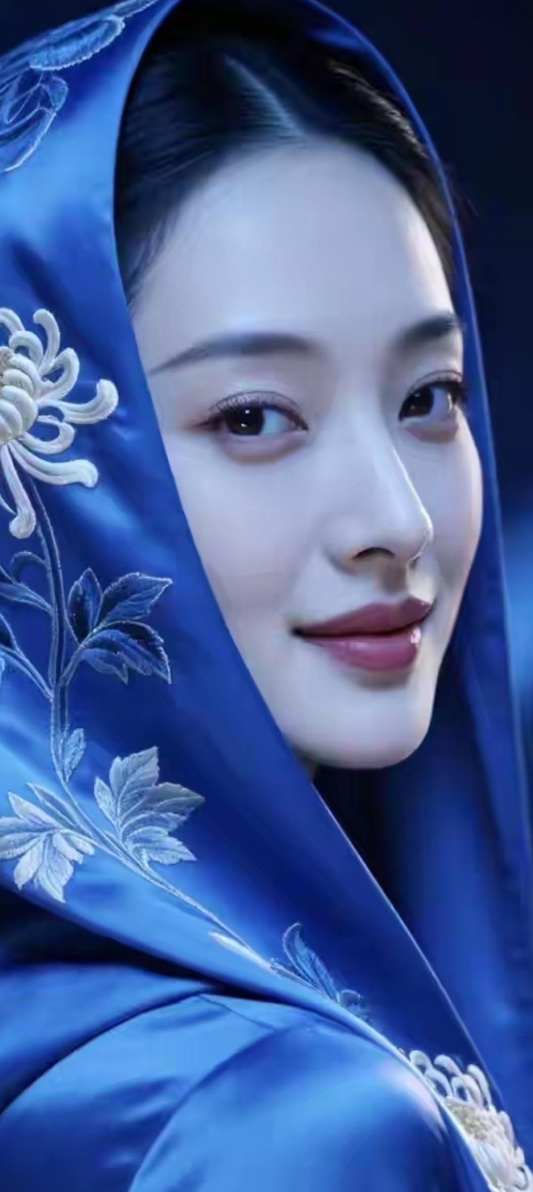 蓝衣美人，笑靥如花。