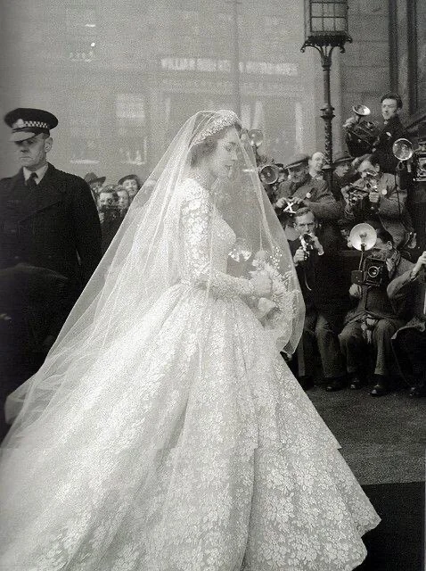 1953年，苏格兰公爵夫人的婚纱极简美学