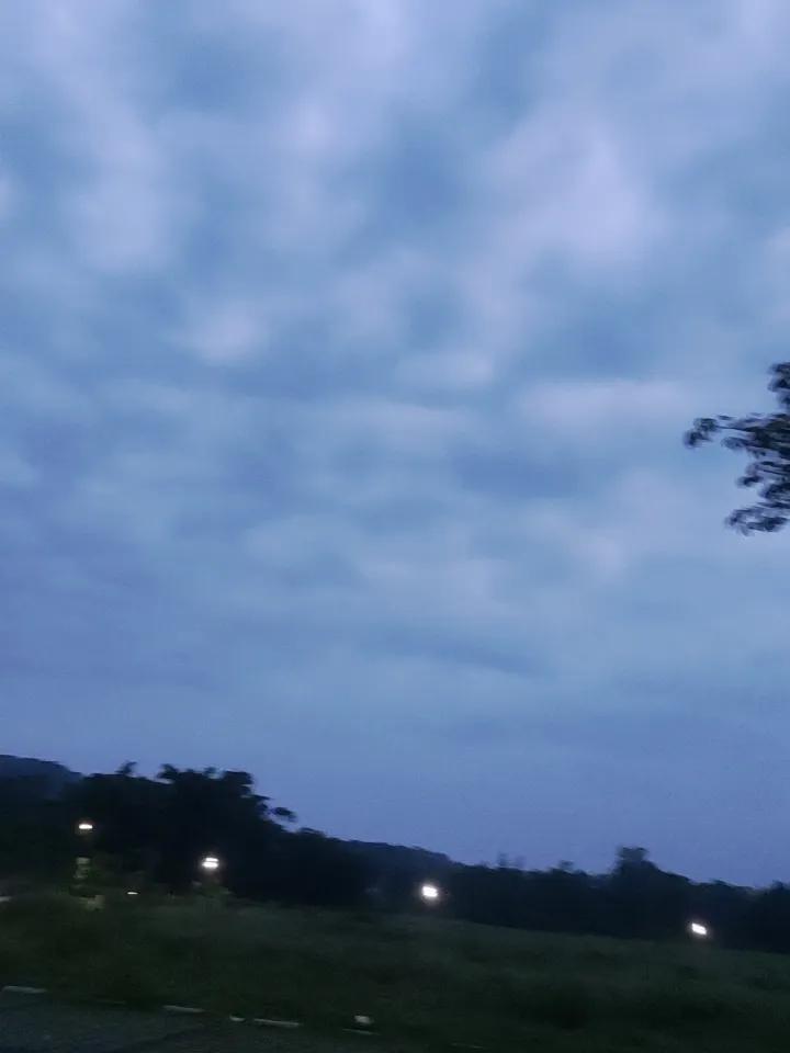 我这当地的天空，那可太有看头了。就说傍晚时分吧，天空就像被打翻的调色盘。夕阳西下