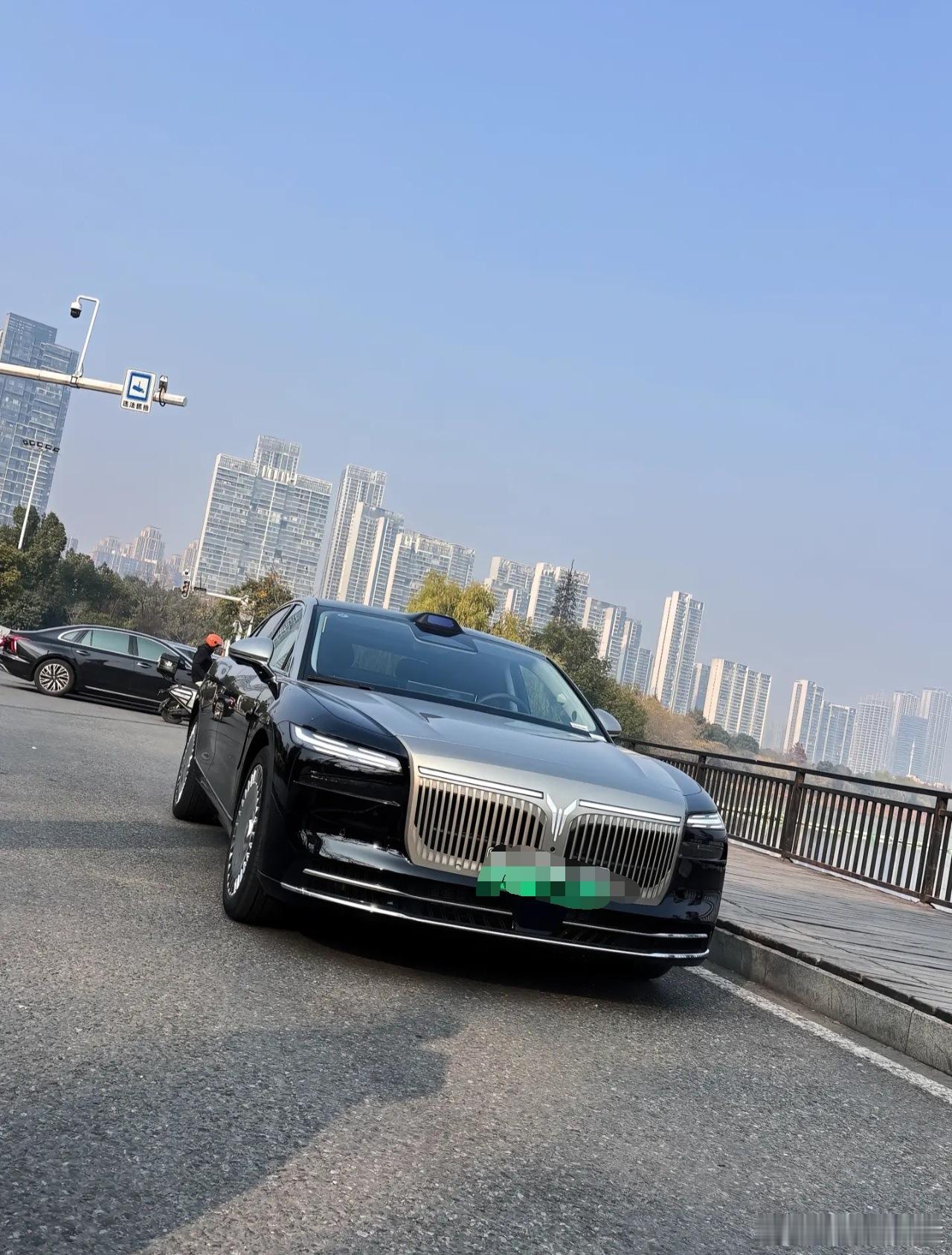 岚图追光L这车真挺懂生活。驾驶模式随心切，想省油就经济，想爽一把就高能...