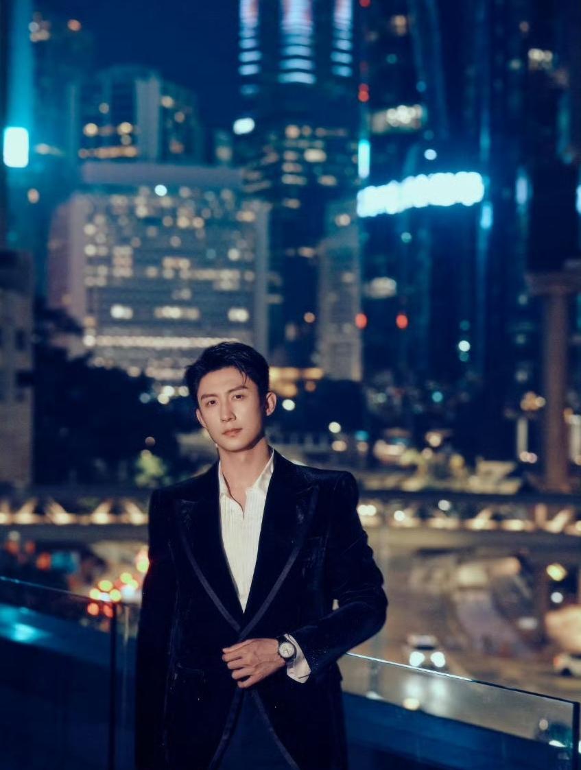 没看现在就出发3之前，对黄景瑜只有娱乐圈现役的刻板印象，看了黄景瑜的狼人杀，