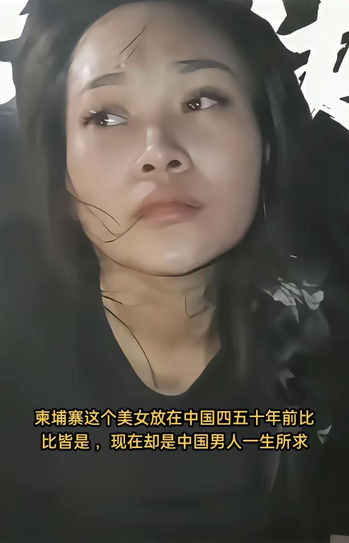 我的天呐这几张图片刷屏了～这位是当时冷静递枪的女子～颜值很高，沉着冷静，毫不