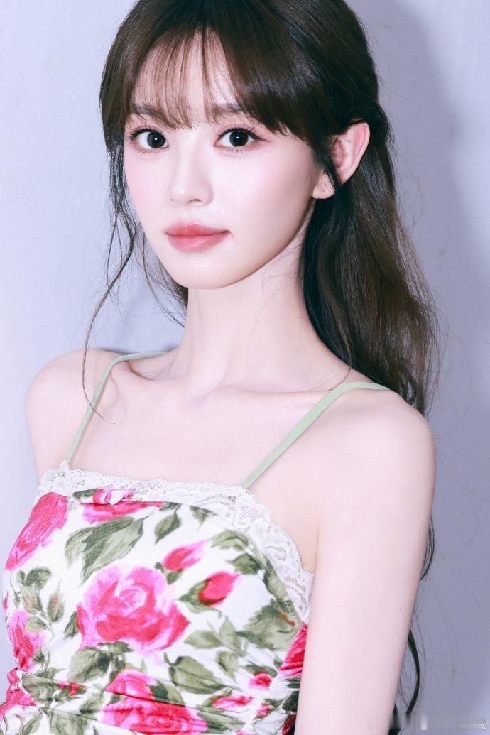 田曦薇的微醺感藏不住了快节奏的日子里，很需要这样一段温柔时刻，不用纠结过往，不