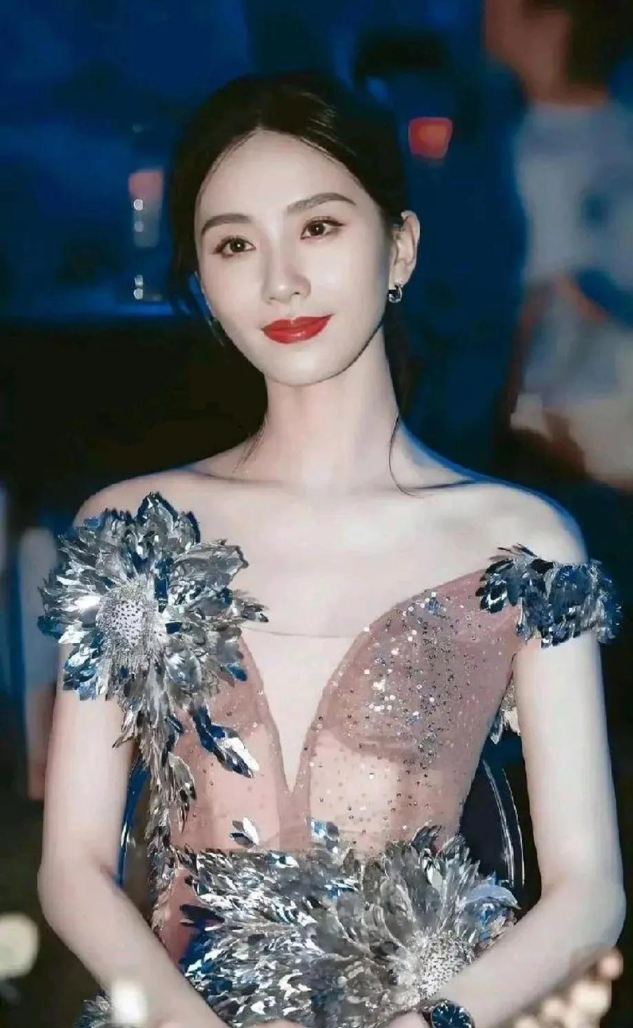 被刘诗诗美到失语！这才是内娱红毯的“降维打击”救命！刘诗诗这组图把我狠狠拿