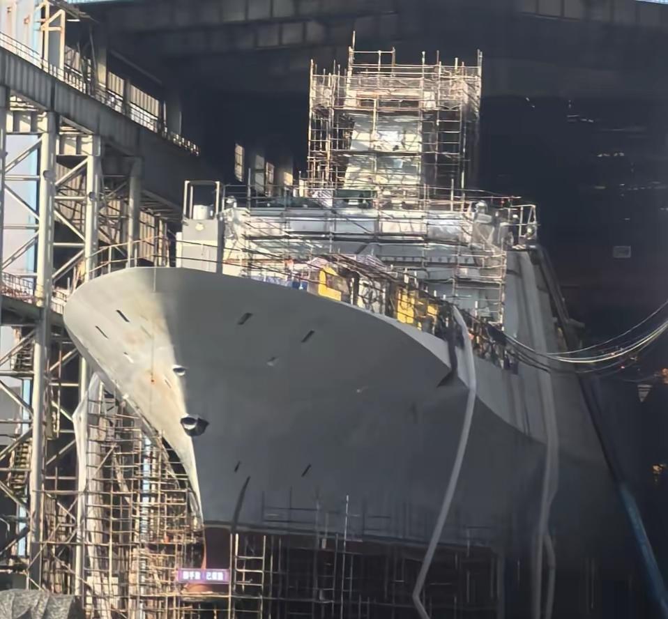 广船国际新建造的054B型护卫舰现身，054B护卫舰也开始下饺子了！