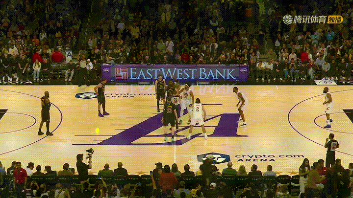 湖人巨星詹姆斯真是太不给米切尔面子了！在今天湖人主场迎战骑士的焦点战中，当时比赛