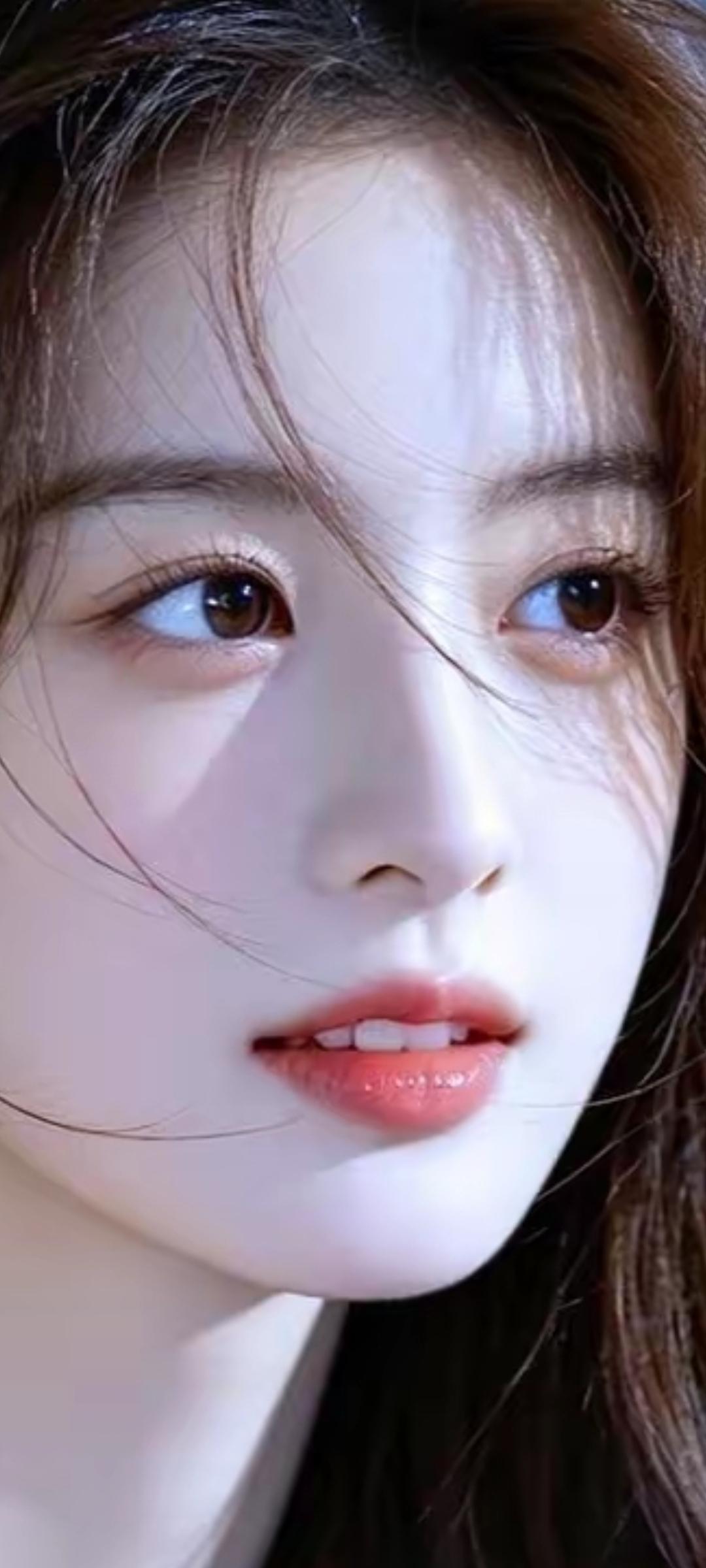 温柔甜美的少女，梦幻般的眼神，仿佛来自童话世界。