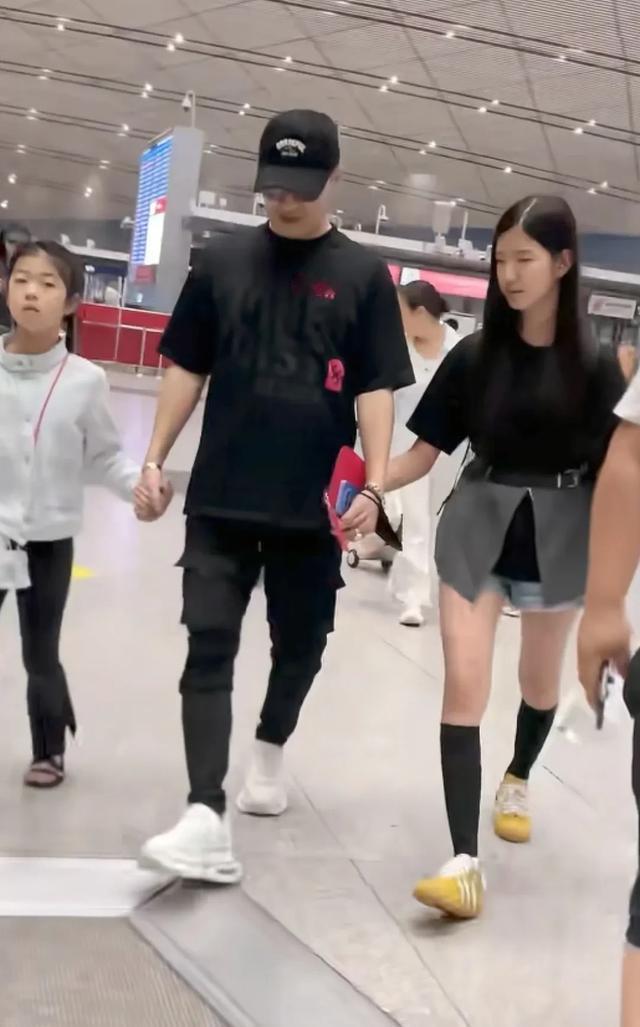 汪峰携四子女现身机场，引起关注。自从与章子怡离婚后，他鲜少露面。这次旅行中，他带