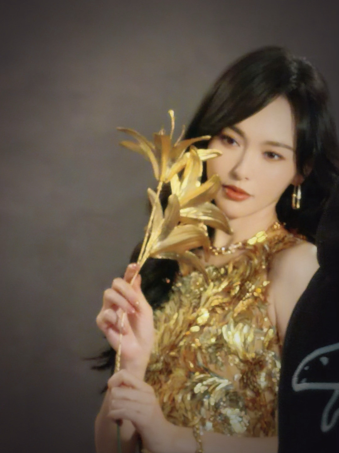 唐嫣好闪耀 鎏金氛围感直接焊在身上了！一袭金色花卉刺绣裙优雅登场，同色系珠宝叠搭