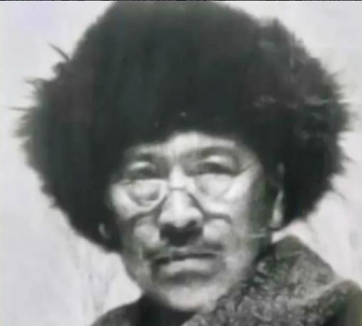 1931年，吉林大地主戴凤龄，过完60大寿。哪料，他却变卖所有家产，买了几百条枪