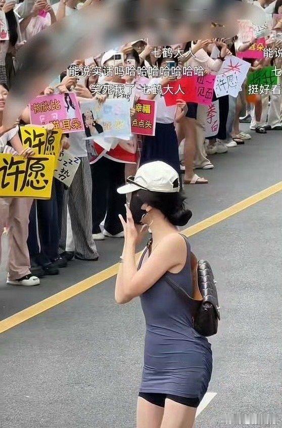 虞书欣把裙子穿反了虞书欣的裙子穿反了虞书欣把裙子穿反了，完全没发现啊