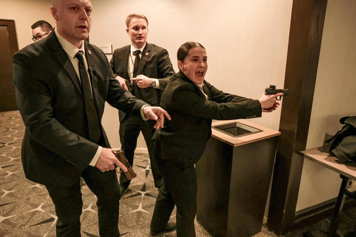 SCMP：特朗普身边的美国安保人员是否在使用中国红点瞄具？在上周末白宫记者协会晚