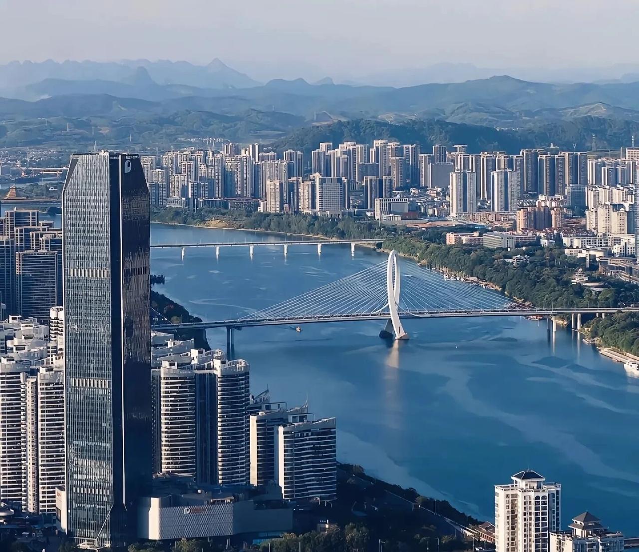 广西哪一个城市发展得好呀?如果让我选择定居，我会考虑柳州。因为柳州工业基础好，