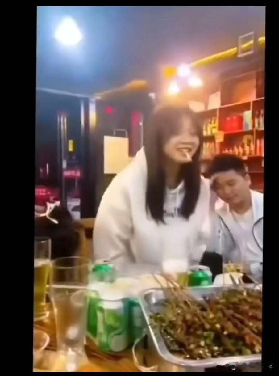 这是谁家的女孩？酒桌上，女孩叼着烟，在一群男人的起哄下慢慢脱下裤子……！男人