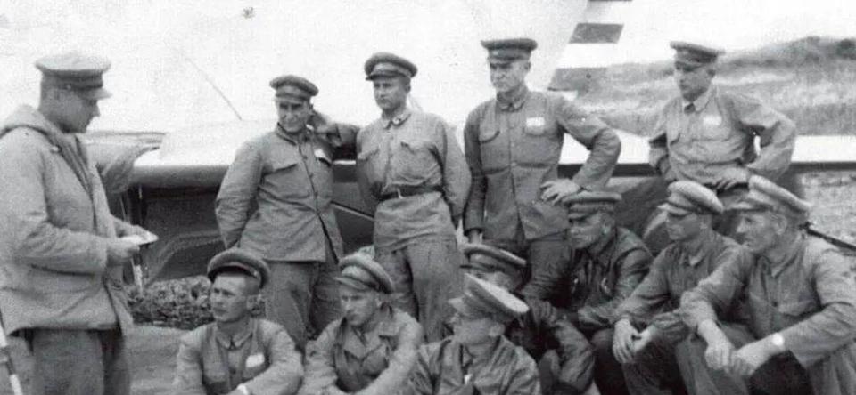 1950年2月，一场欢迎苏联空军的宴会在济南举行，但气氛却有点古怪。宴会刚开始没